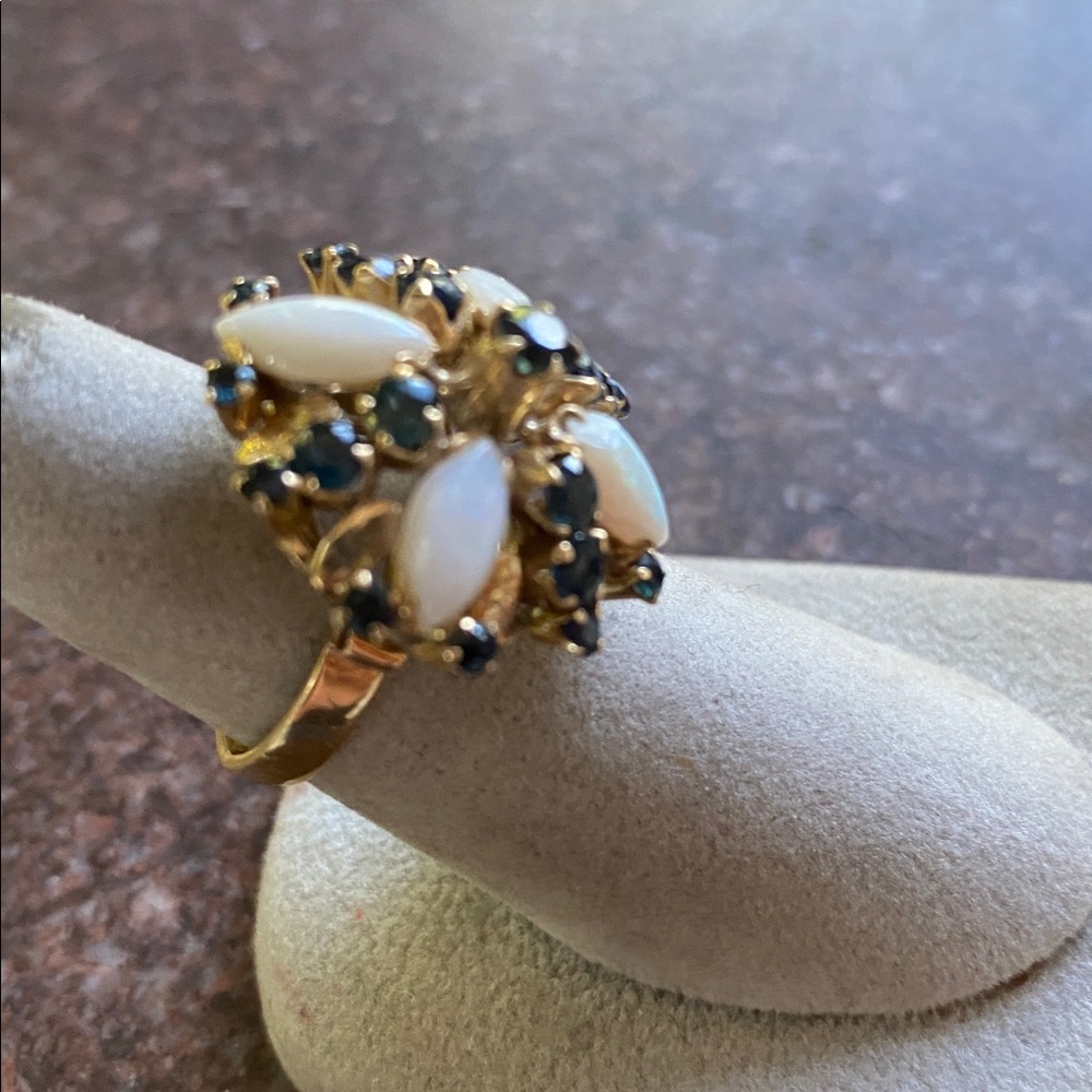 Elegant 18 K Gold Sapphire and Opal Ring - Picture 2 of 7